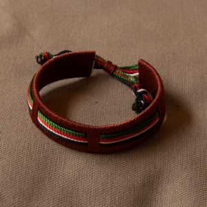 armbandje van gebonden draadjes - bruin