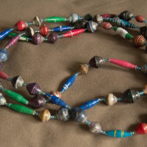 lange ketting met papieren kralen