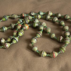 ketting van groengekleurde papierkralen