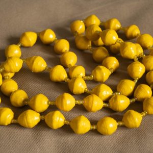 Ketting van gele papierkralen