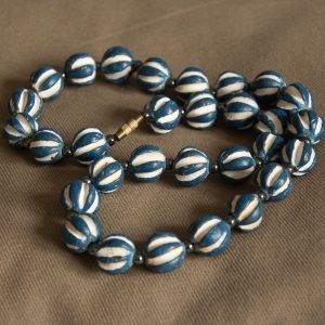 korte blauw-witte kralenketting