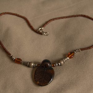 korte bruine kralenketting met glazen hanger