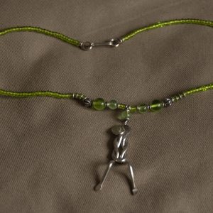 groene kralenketting met metalen hanger