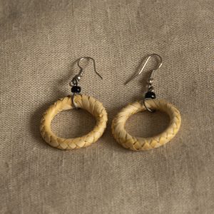 oorbellen van raffia rond