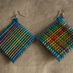 oorbellen felblauw met kleurige touwtjes